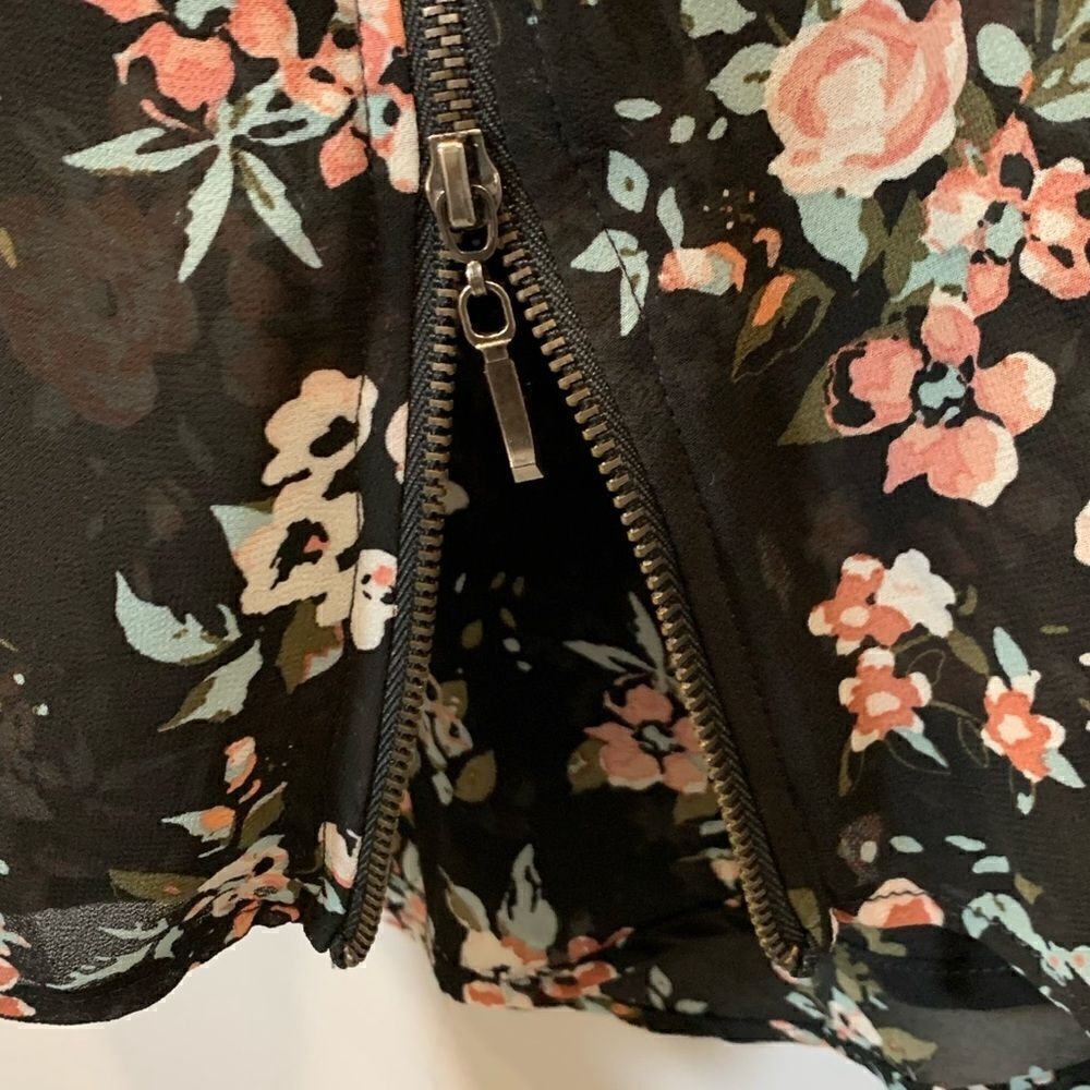 My Michelle Women’ sleeveless hi-lo top Blouse sz xL Floral Zipper Sides Layered - Picture 3 of 11